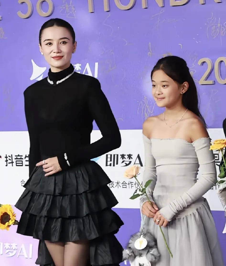 宋佳带着梅婷女儿走红毯，小姑娘穿着齐胸连衣裙，可能舞台太多摄像头和灯光，她有点害