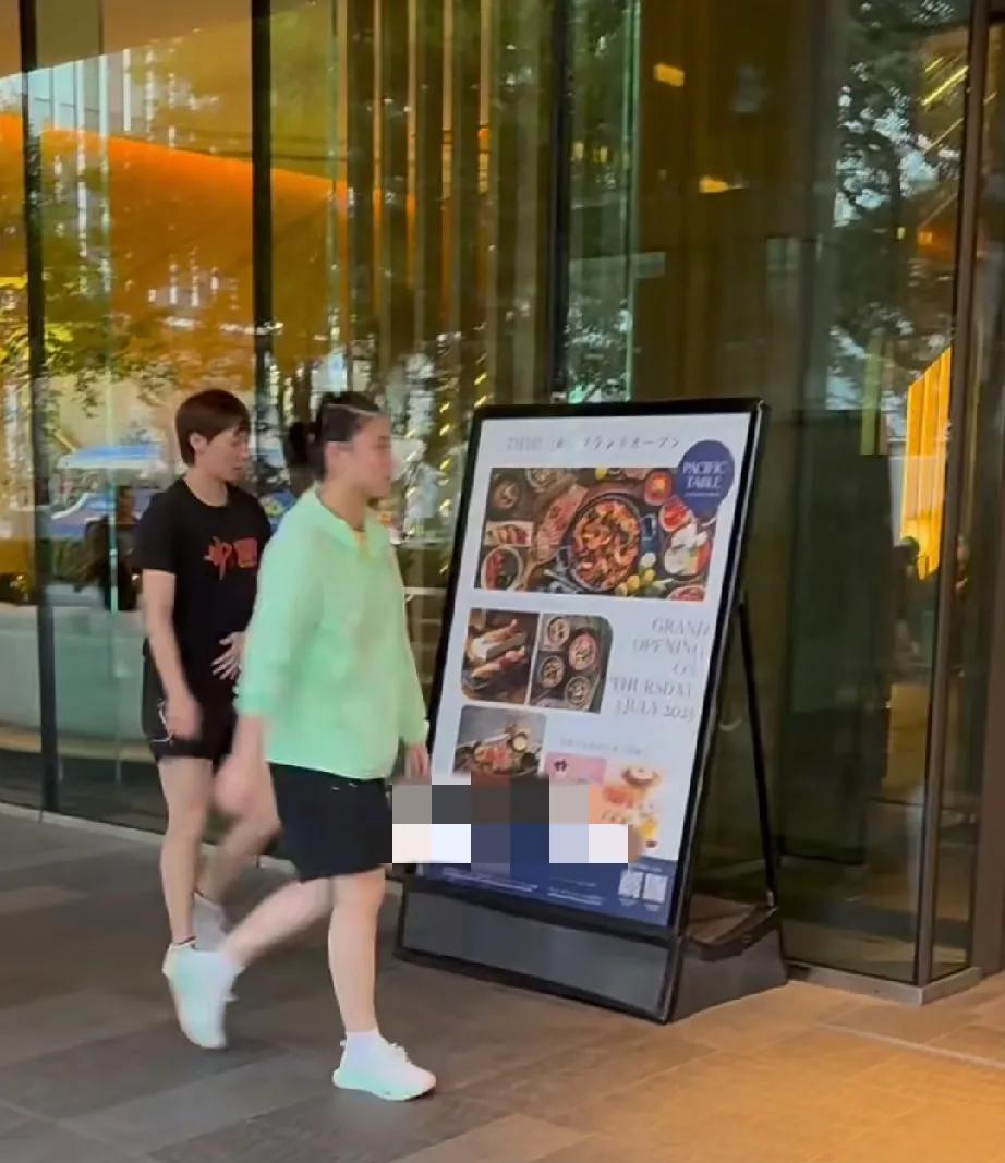今日日本横滨，吃完饭后和徐奕妹妹一起返回酒店的王曼昱。看得出来吃的挺好，小肚子