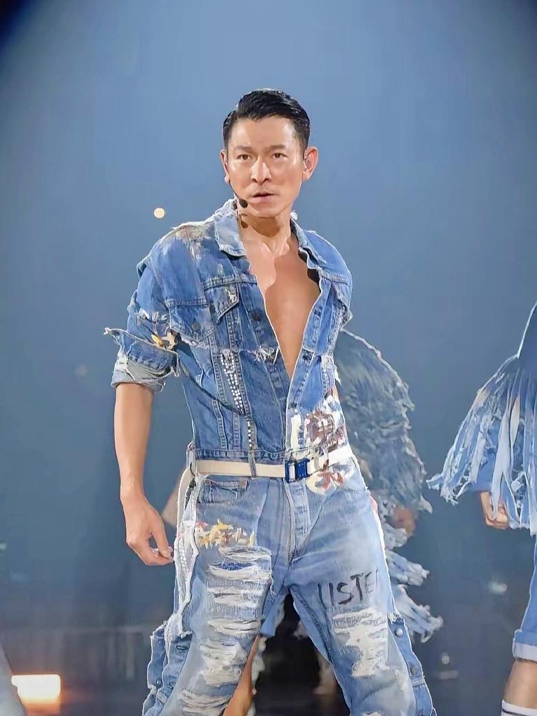 突然有个预感刘德华以后晚会大概率是很难参加了。刘德华今年已经64岁了，没想