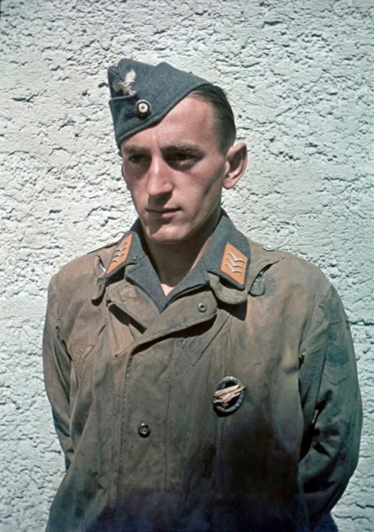 1941年，德国诺伊奥廷镇，一名空降兵上等兵。这名德军空降兵隶属于当时德国精锐