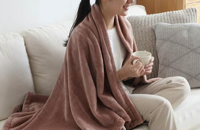 太真实了！每年冬天腿上都掉皮，一挠就痒得不行，原来不是缺水这么简单，赶紧收藏照着