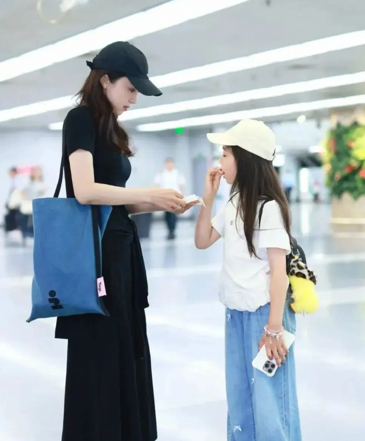 看43岁董璇和9岁女儿机场同框颜值与穿搭齐飞
