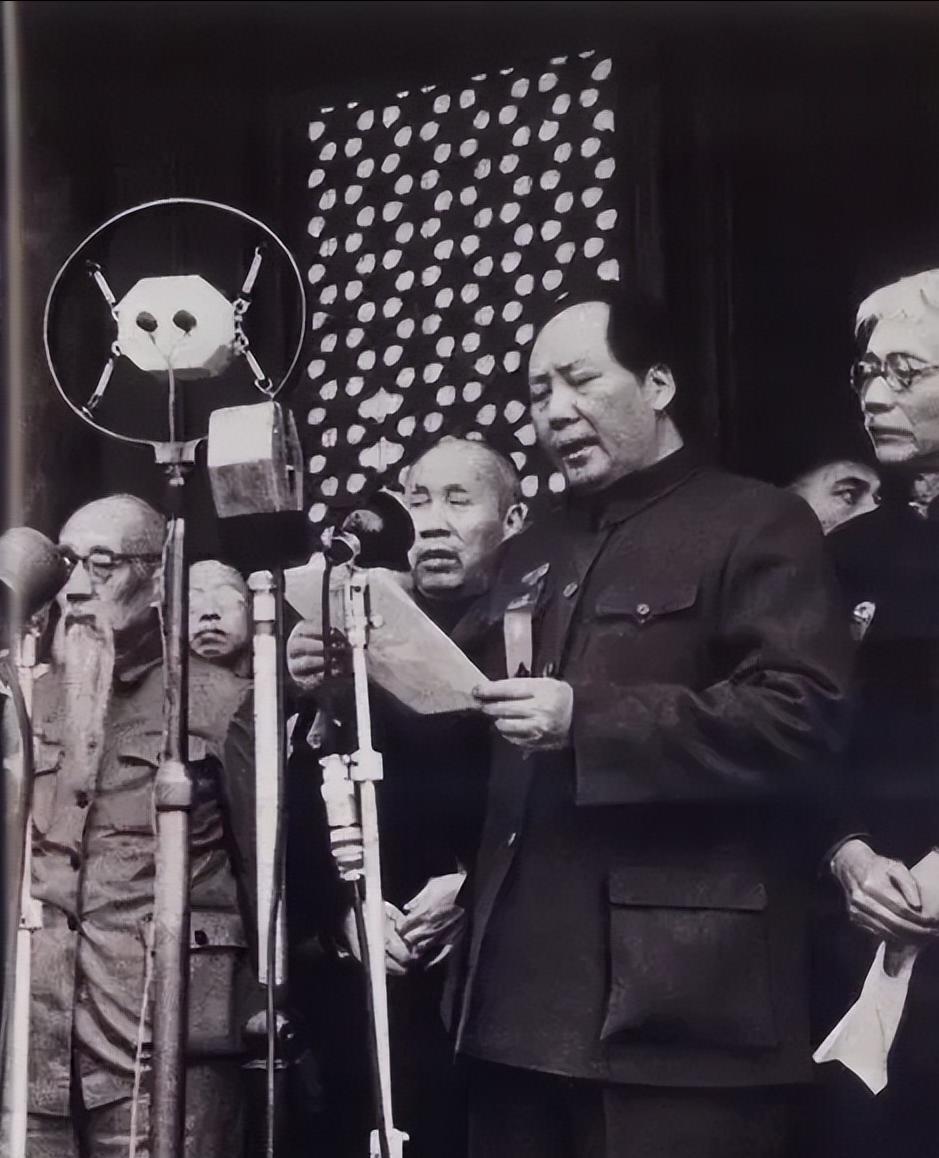 76年前的10月1日，时年56岁的毛主席在天安门城楼站了足足5个半小时。从下午3