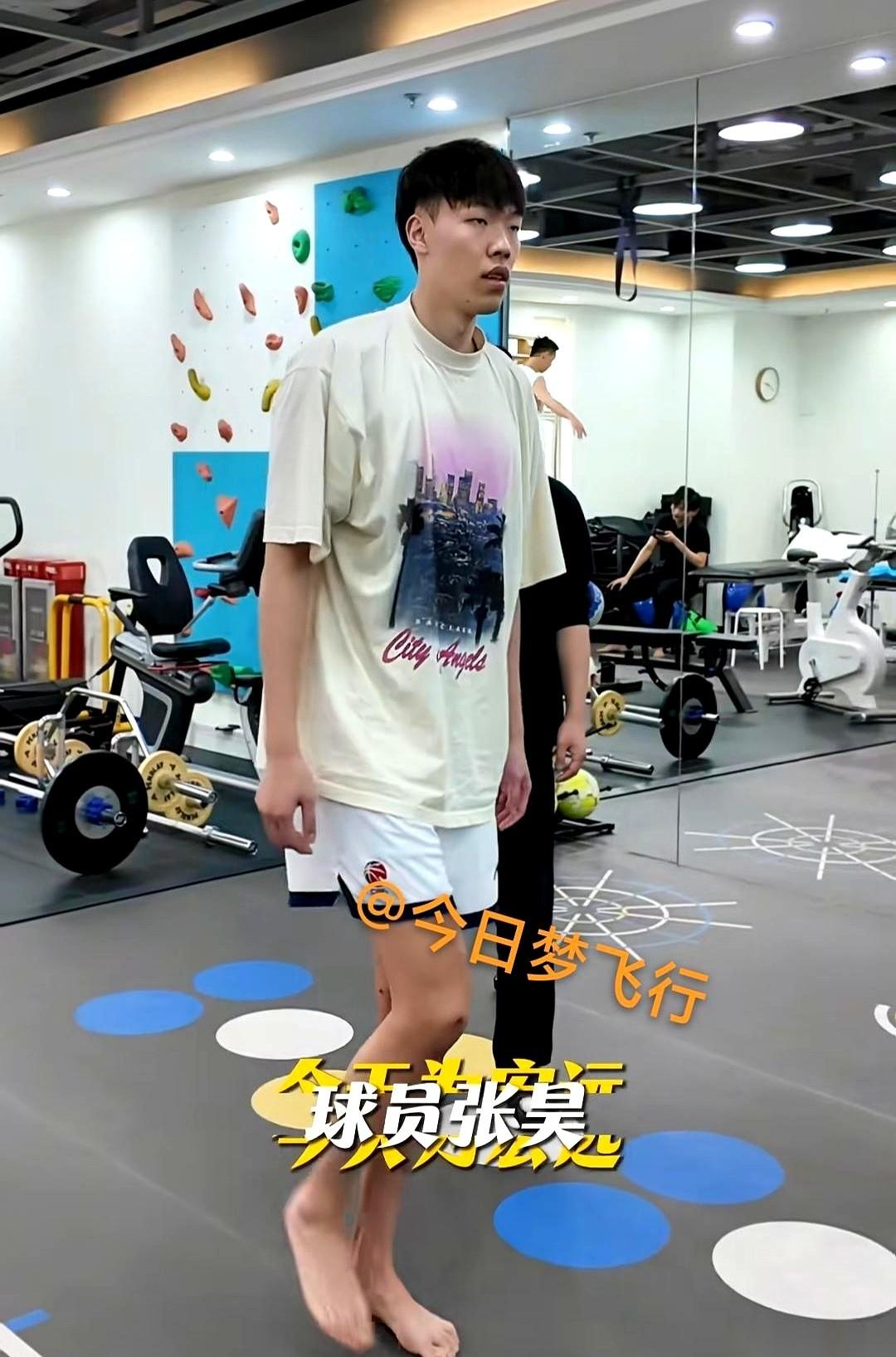 那个被球迷喊作“日天哥”的张昊，现在根本摸不到篮球。别在球馆里找他了。最新的