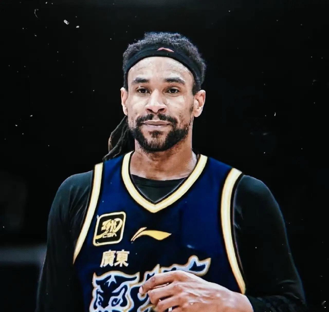 说实话，朱总找来萨林杰，可能多少有点后悔了！对阵浙江这场，打了30多分钟，拿到1