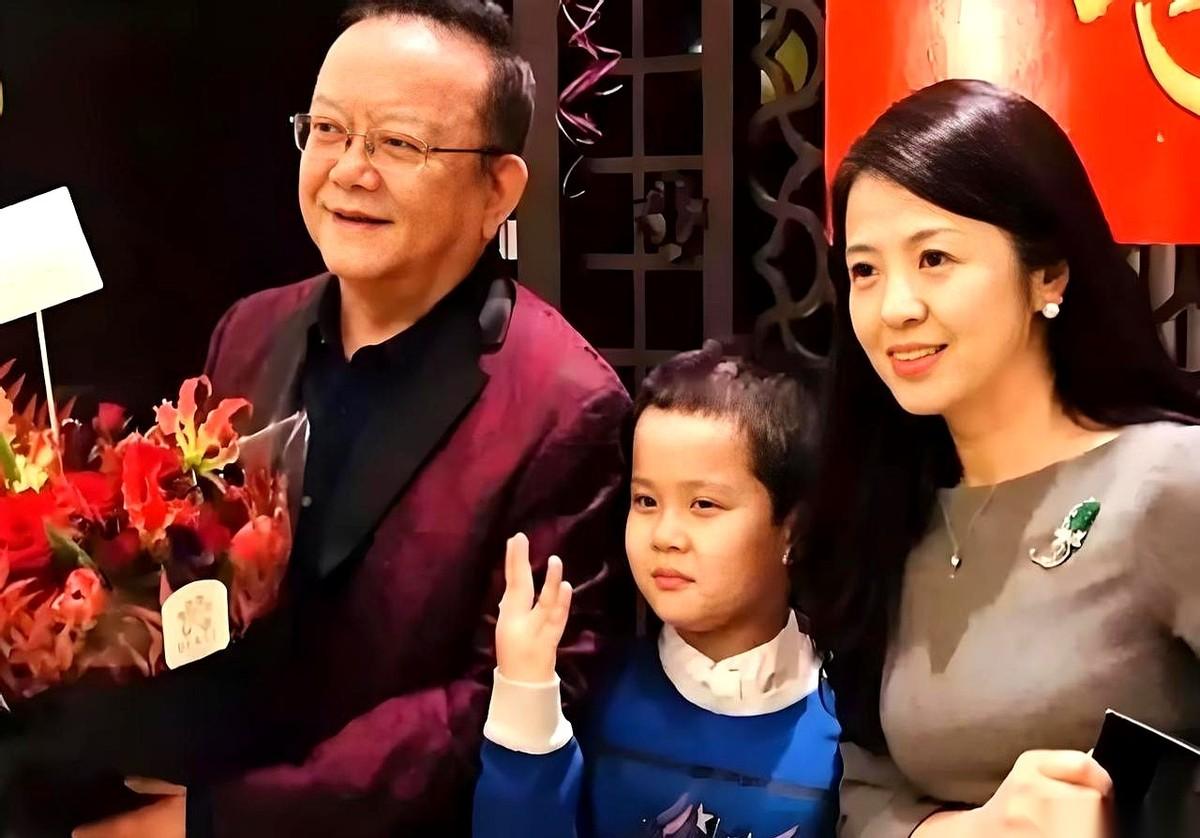 刷到一张王刚的全家福，照片里三个人，看着却像两代人。他小了整整20岁的妻子，站