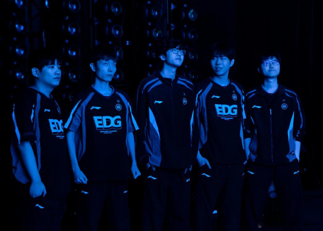 刚回登峰才多久啊，屁股没坐热呢，EDG重回涅槃了组内赛2-12，登峰组倒数第一，