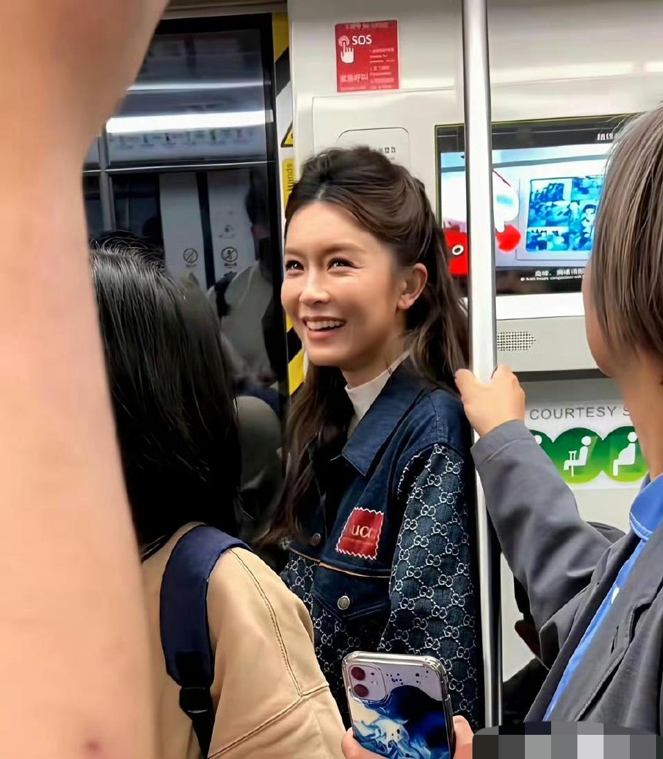香港明星是真接地气啊！还坐地铁～分享一下你随手拍的照片反观内地明星，捂的严