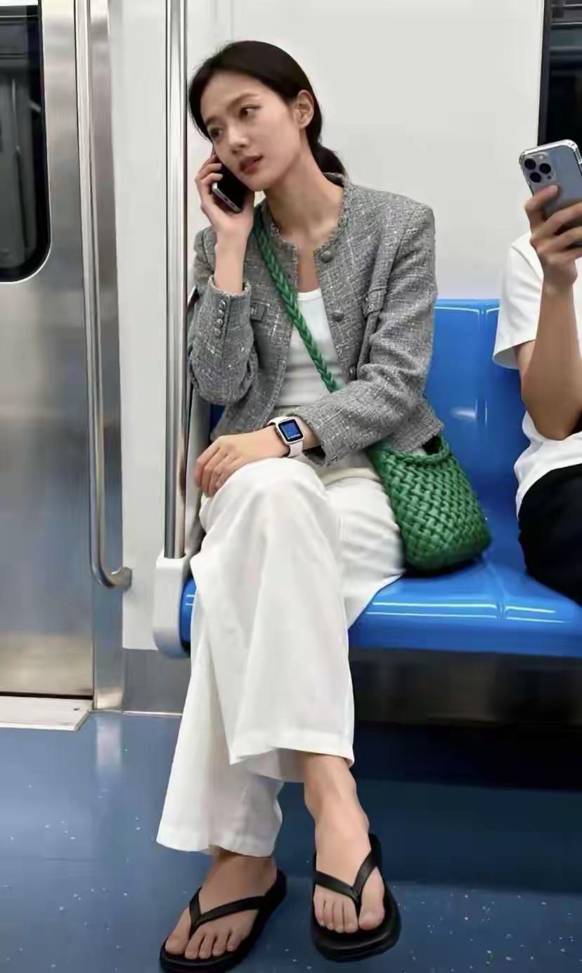 花20万娶到这般漂亮有气质的美女，此生也值了！相信这女子的长相贴近85%的男人