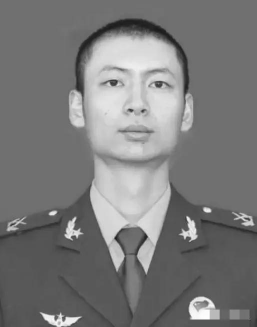 2020年，24岁的儿子不幸牺牲，母亲在整理他的遗物时，发现了一位女孩的照片，她