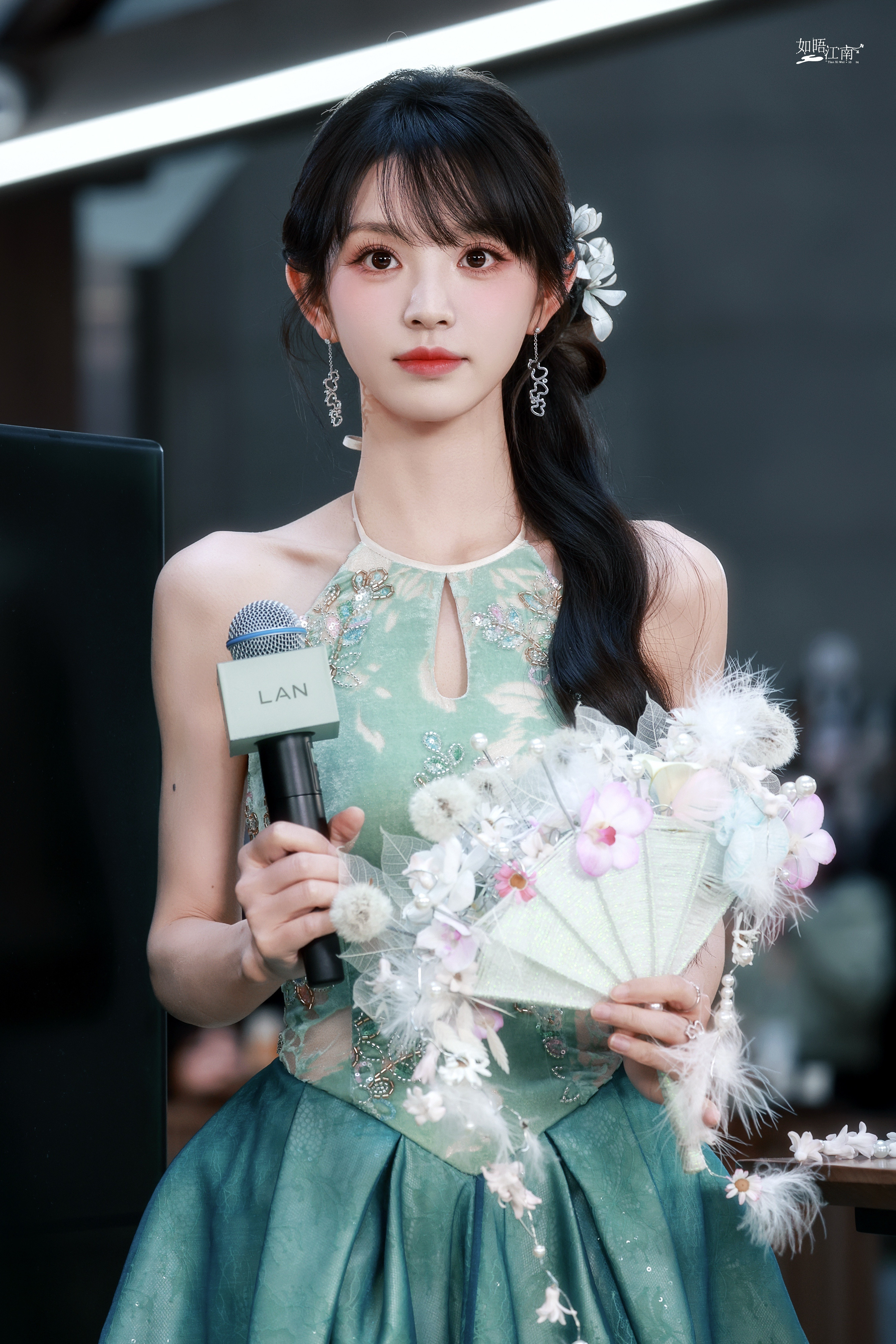 田曦薇青釉裁裙，玉簪绾发，是江南烟雨里走出来的甜润少女。眼波流转间，藏着满溢