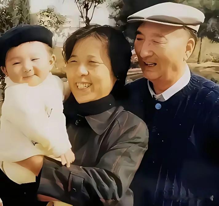 原来陈强老艺人也喜欢男孩，当年孩子们都生了女儿，他虽然也喜欢但是差点意思，陈佩斯