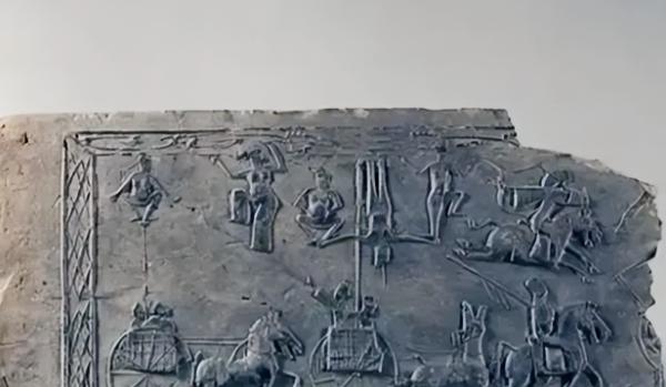 1980年，河南一女子到一农户家讨水喝时，被鸡窝上的一块破砖头吸引，决定花50元