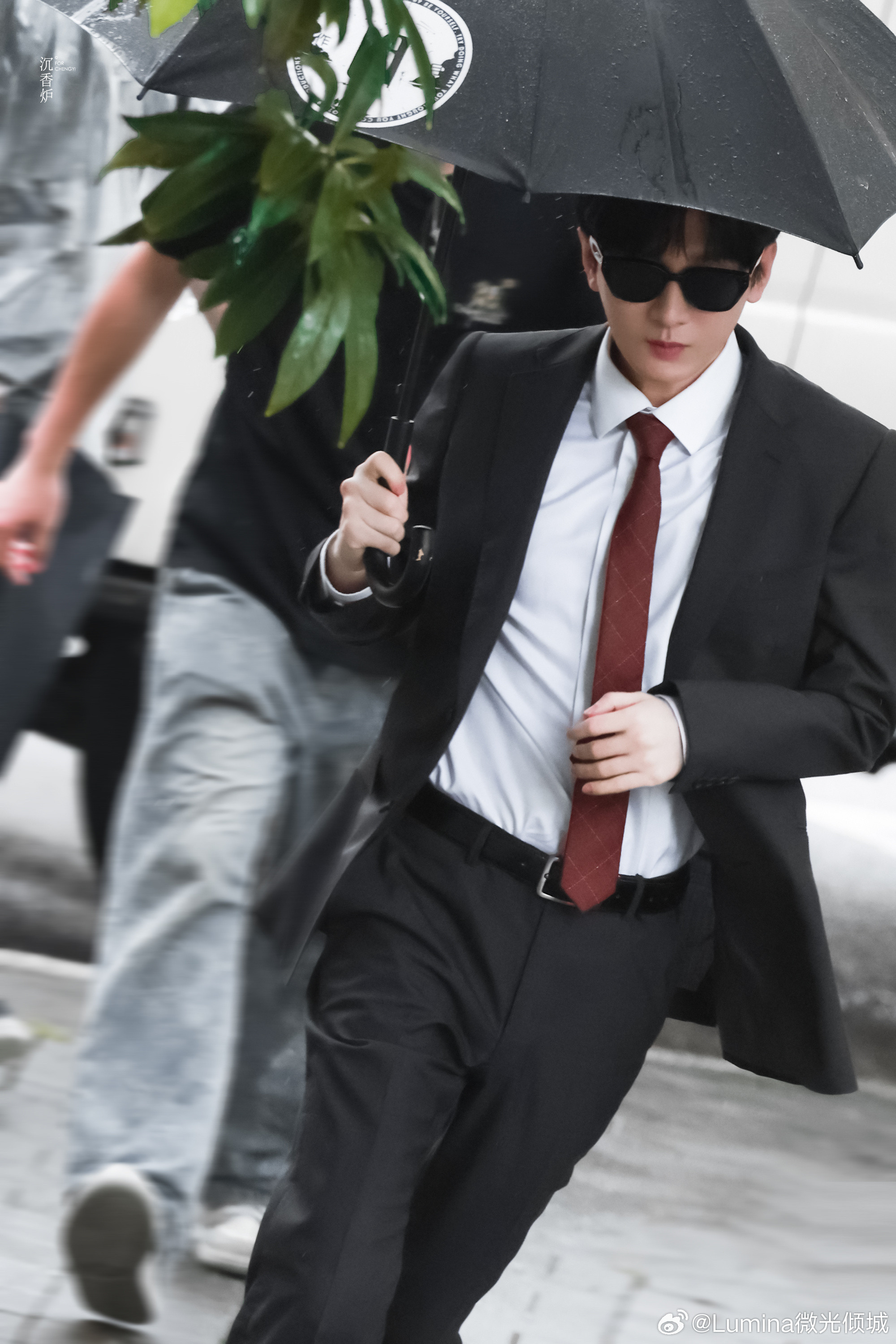 谁懂啊！！刷到成毅《狩谎》路透拿着伞跑过来那一刻真的呼吸都停了，狩谎妆造绝一身