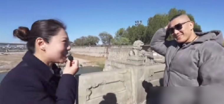 近日陪同馆长参观宛平古城和卢沟桥的这位女导游说的太好了，女导游在馆长参观宛平古城