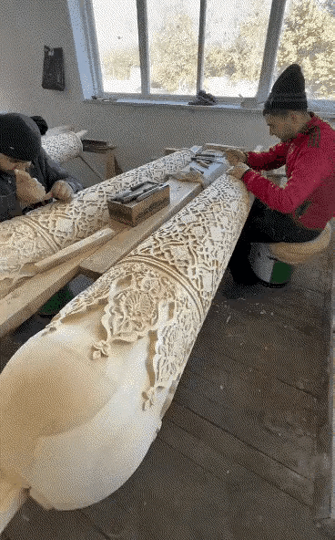 这些人在雕刻什么？对这个物品不是很了解，但是感觉这个人都是很有技艺的，能够熟练的