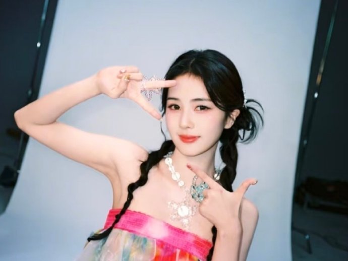 白鹿新歌抄袭质疑被拆解白鹿新歌《万花筒梦境》上线后，因片段听觉相似被网友质疑撞曲
