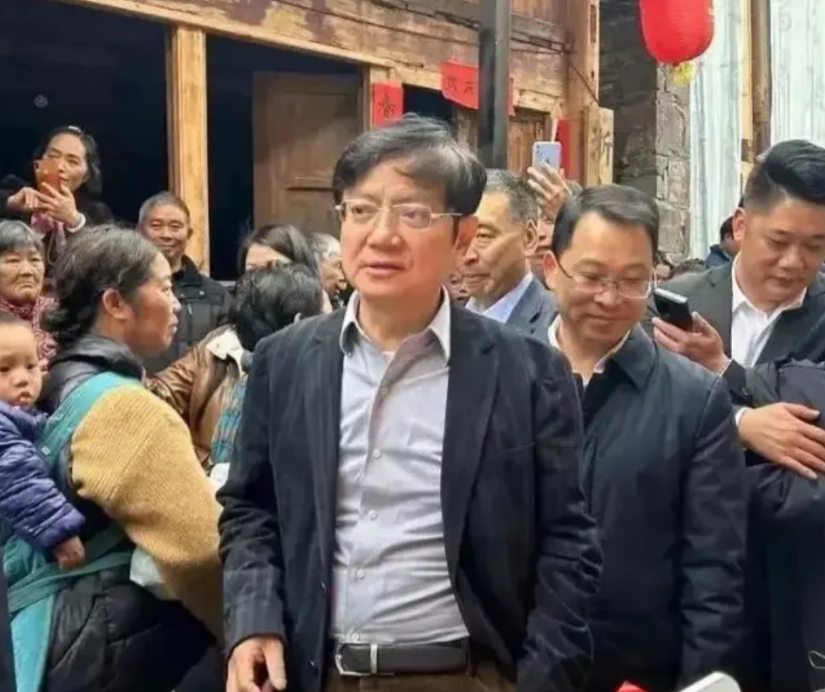 大家还记得当年的网红校长，外号“大炮”的郑强吗？他曾在衡水中学，当着三千多名校长