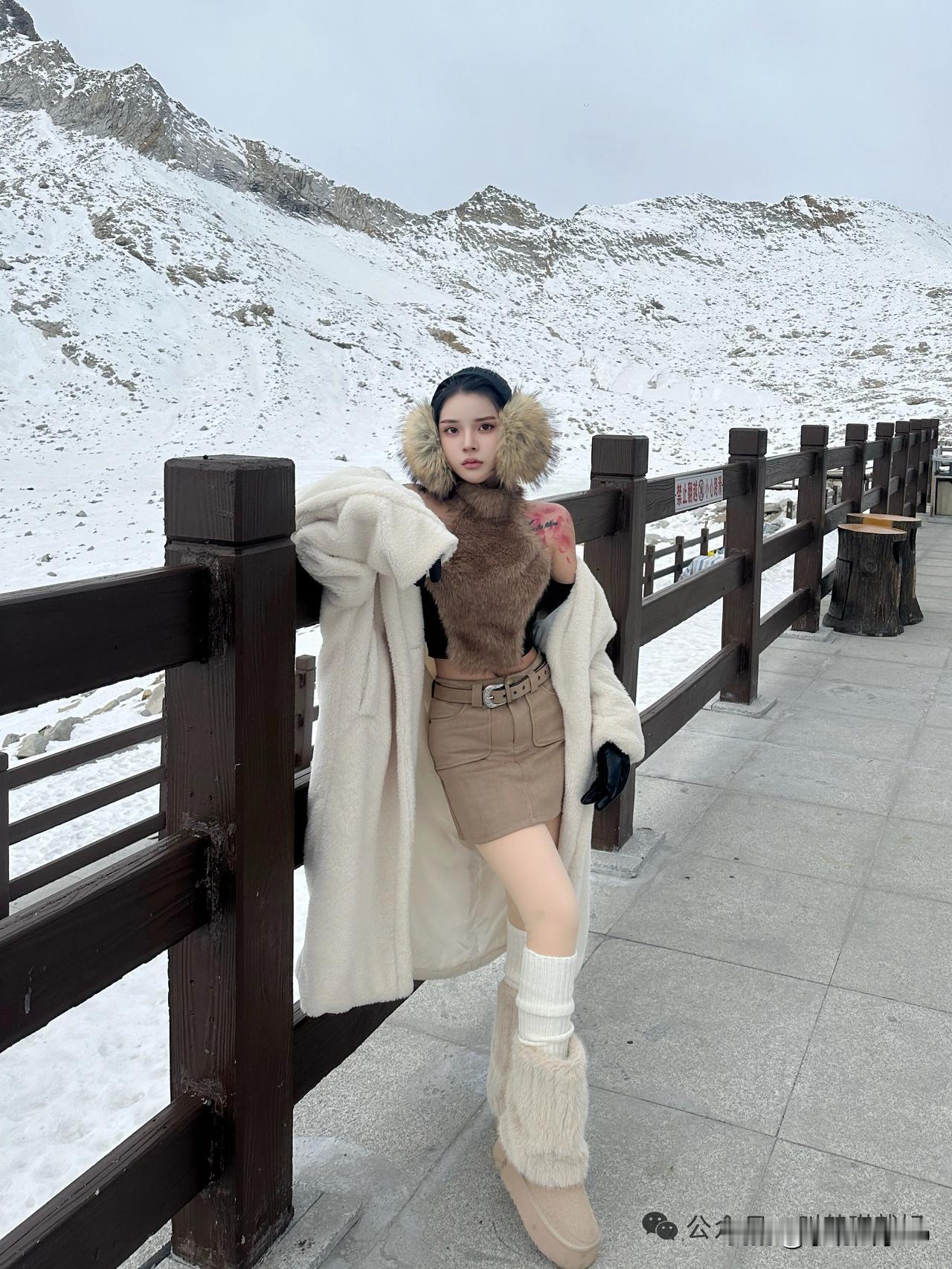 女孩子怎么穿搭既时尚又好看?少女风写真照随手发一张海边的照片分享阳光下随手