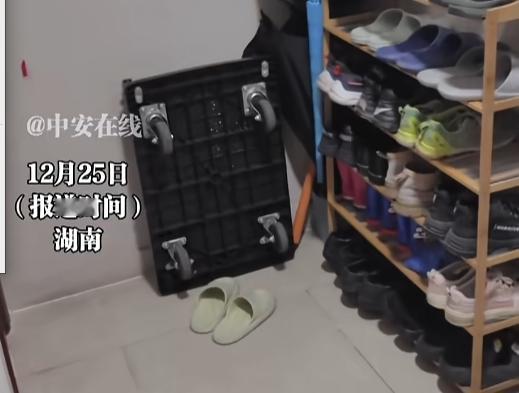 “别把人逼急了！”近日，湖南，一男子的邻居总是喜欢把鞋柜和一些杂物放在自家门口，
