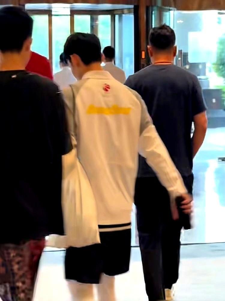 “脚太疼了，走一步都疼！”胡明轩这句私下语音，直接捅破了天。外...