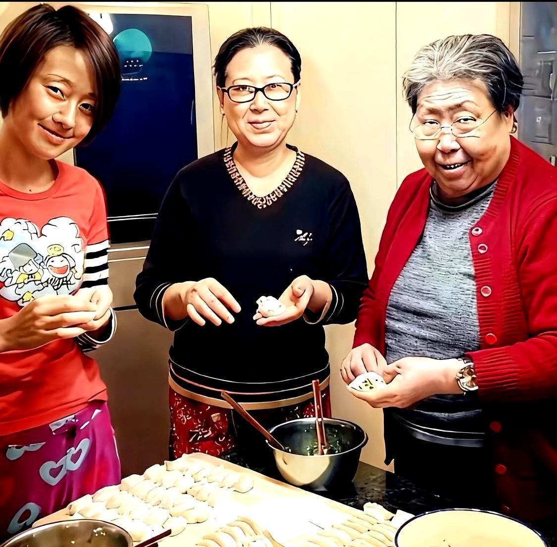 一张老照片，比通稿更扎心。马伊琍挽着袖子，和文章的母亲、姥姥一起捏着饺子褶儿时