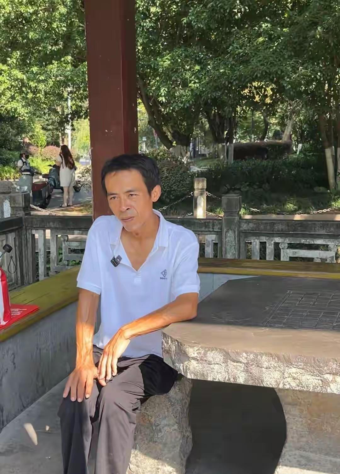 鸡排哥48岁来自于南昌，长期居住在景德镇，鸡排哥被热油烫伤手，不过他很乐观，说痛