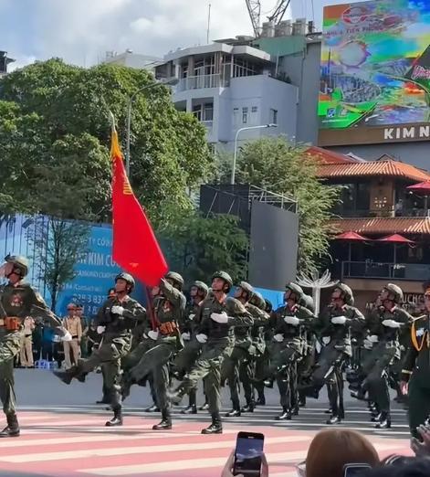 美论坛：为什么中国仪仗队在越南一亮相，越南女生就集体失控了呢为什么中国仪仗队一