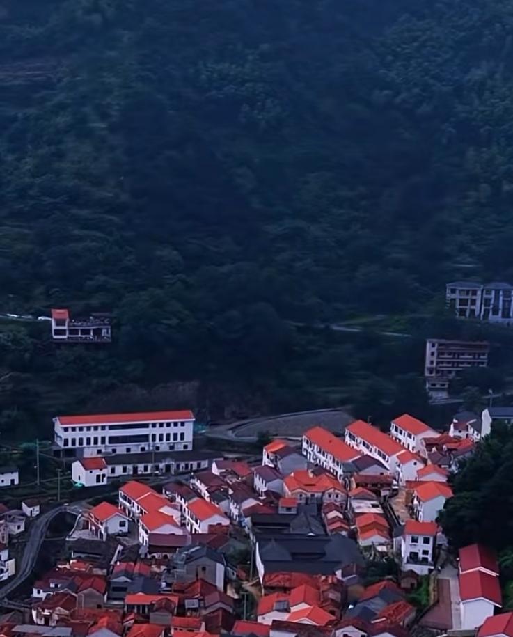 盛夏猶未盡，忽然秋已來，從容步秋季，心中有暖意，秋風心情爽，祝福摯悠長
