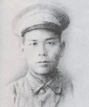 1949年12月，成都风雨飘摇。胡宗南登机逃离前，交给副官一份机票和十五两