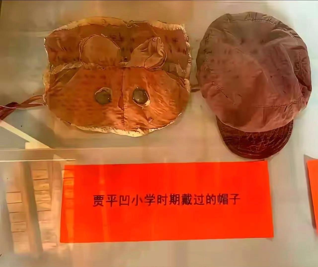下图中的这套展品来自贾平凹艺术馆，里头陈列的是他少年时期在家乡用过的乡土旧物，背