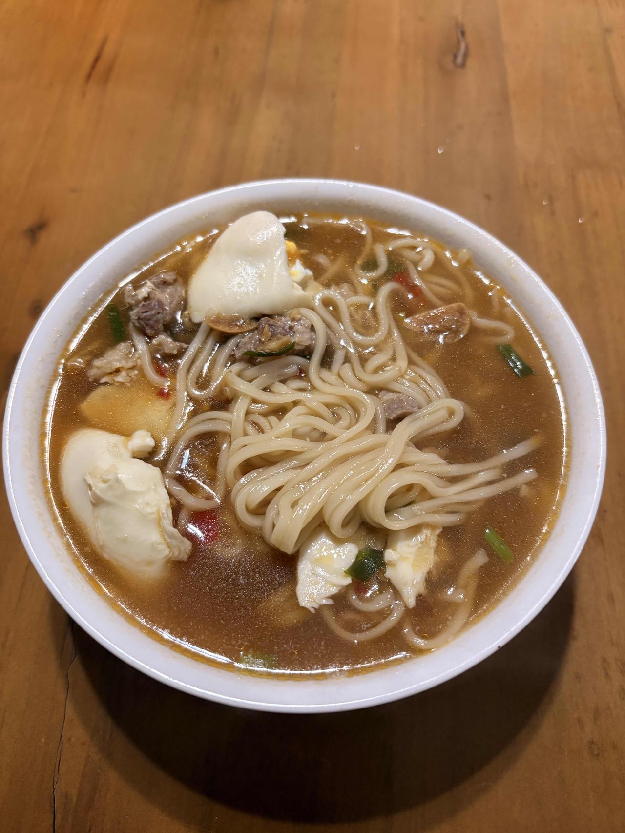 我吃过最便宜的一碗面，老板没有要我的钱。那是1998年的一个冬天，在东莞的