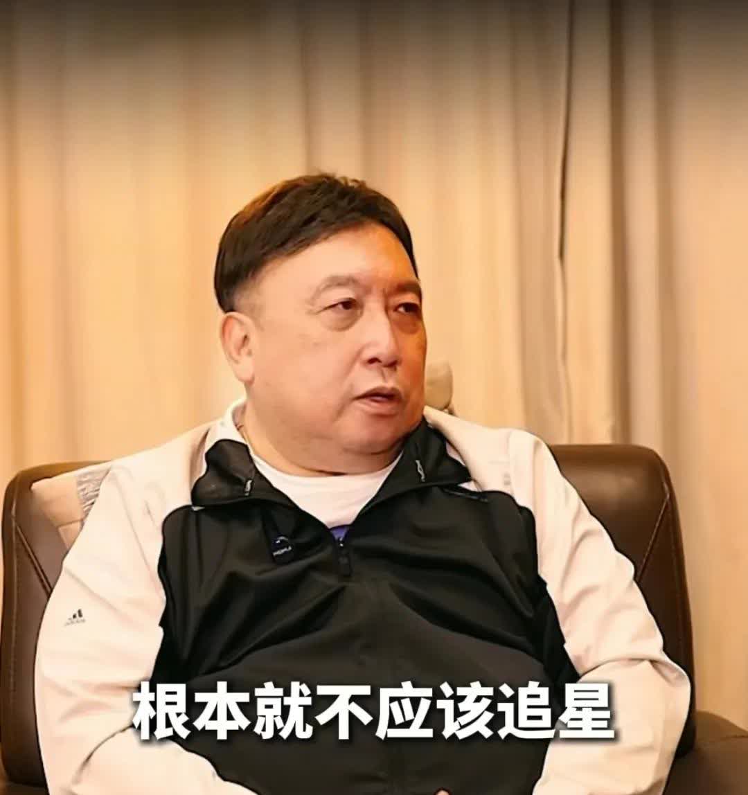 大导演王晶奉劝现在的年轻人不要去追星，所有的明星都是资本捧出来的，资本想硬推谁，