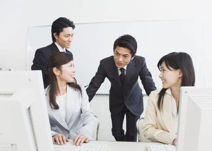 震惊！女老板暗中操控下属出轨，导致公司濒临崩溃，真实内幕曝光！李然是一家中