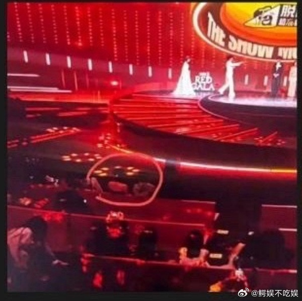 虞书欣吹压轴且前排c，结果座位在这么侧边