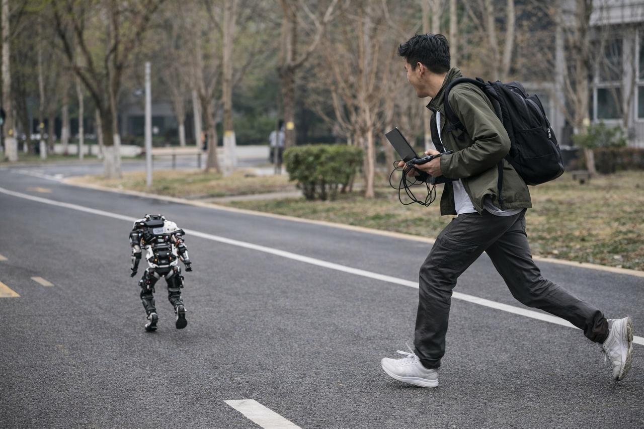 有网友吐槽，上班久了，发现一件很奇怪的事：你明明是来做技术的，但很多时候