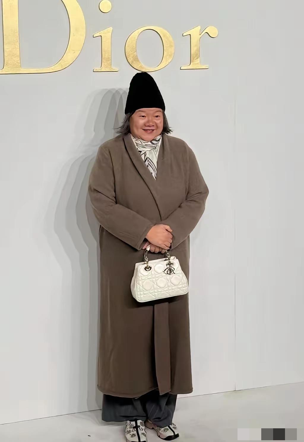 被洪晃可爱到了，小老太太穿的真暖和，什么能比吃饱穿暖重要呢？现在甲流这么严重，就