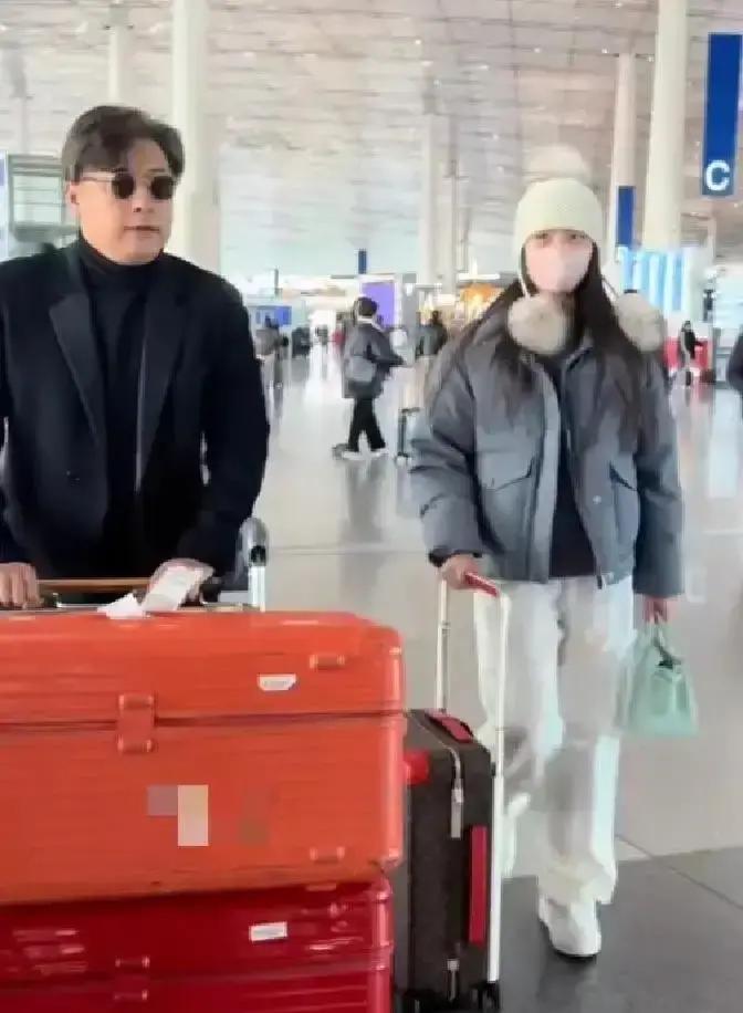 14岁王诗龄身高逼近1米7机场里她推着行李走在前面，王岳伦跟在后头。小姑娘
