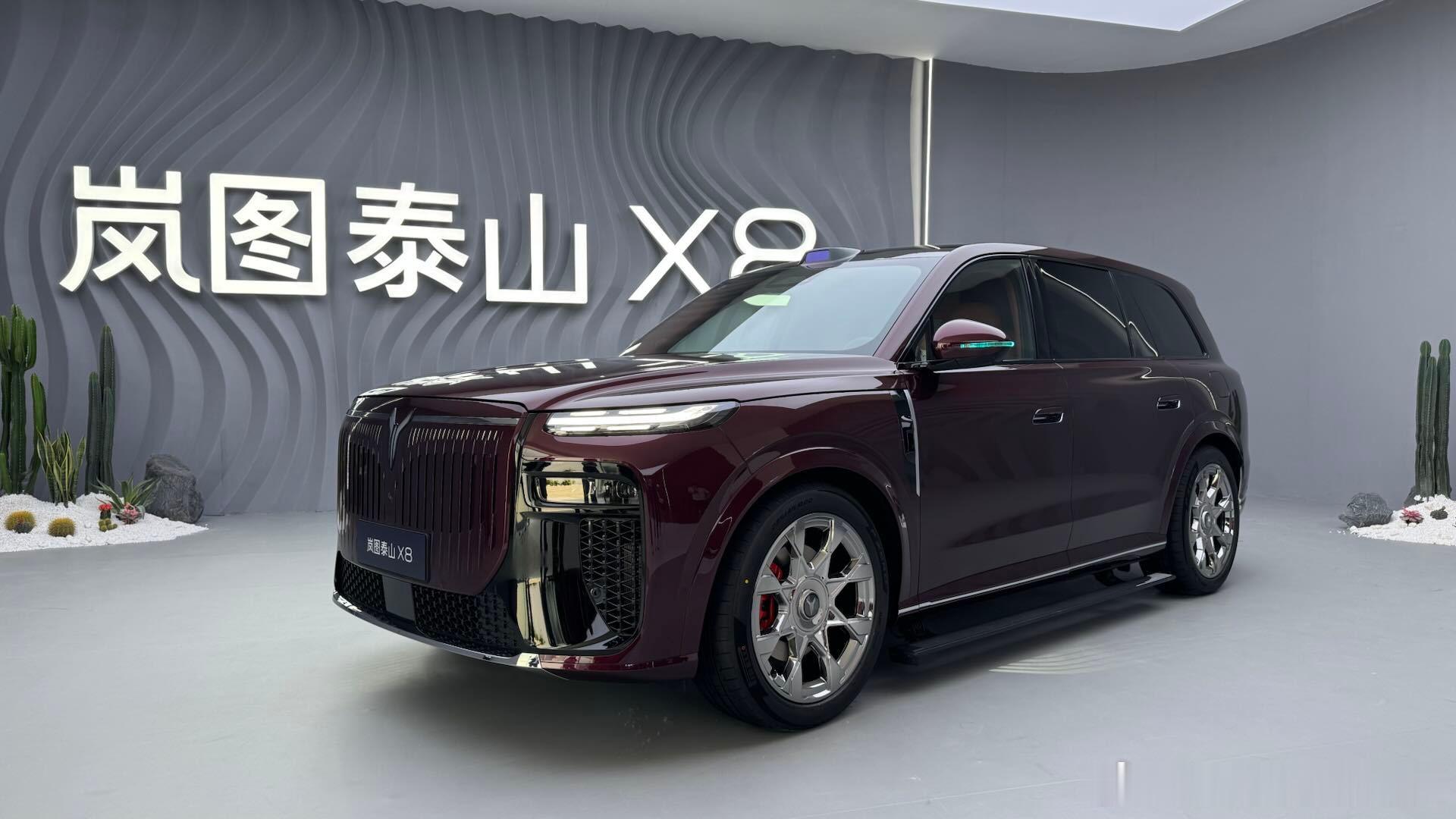 岚图泰山X8在刚刚开启预售了，价格区间为30.29-38.99万元。一条微博带大