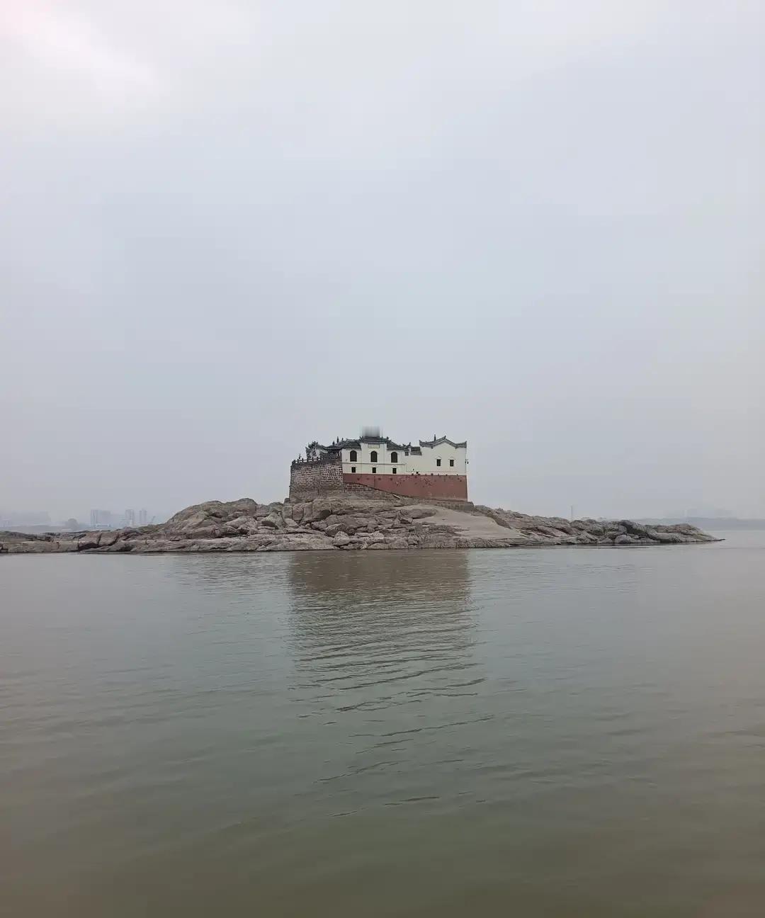 昨天在鄂州长江观音阁附近，碰到一群钓鱼的。有人钓上一条江鱼，发出来问是什么