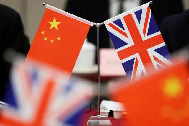 英国这次是真懵了！本想制裁俄罗斯，顺手再吓唬一下中国，结果直接被北京一句话怼回去