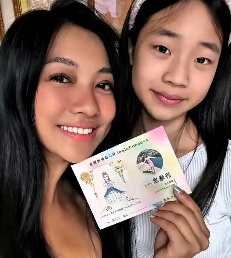 小S女儿在画展上说当她打开这幅画给妈妈小S看时，小S泣不成声的说姨妈大S一定会非