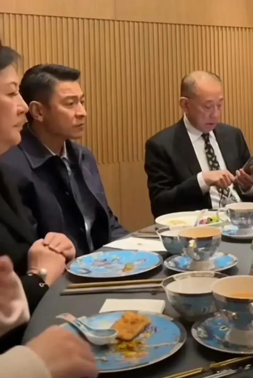 刘德华在饭局的应酬照一经流出，粉丝都表示自己的偶像很无奈很不情愿。说实话，他应酬
