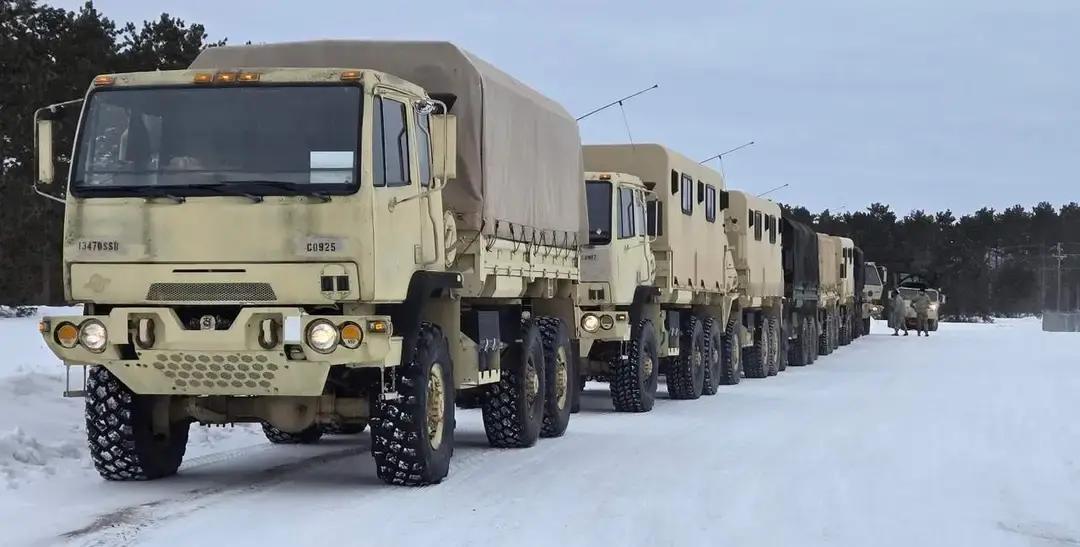 美国明尼苏达这场闹到出兵的冲突，说轻是街头对抗，说重是联邦和地方权力划线。