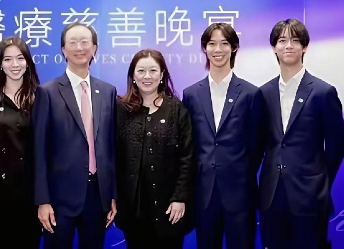 伏明霞的功劳太大了，她为梁锦松生了三个小梁锦松。两儿一女的长相和个头，都是翻版