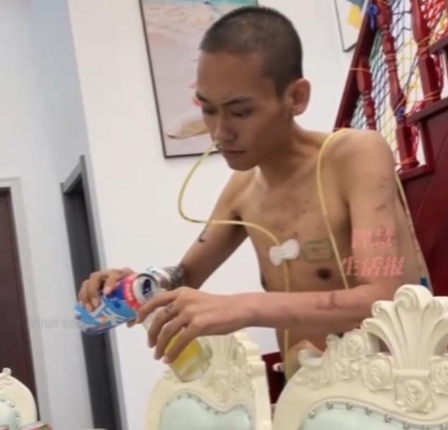 “心酸！”2023年，男子身患癌症晚期，无力回天放弃治疗后，他买了一箱啤酒，独自