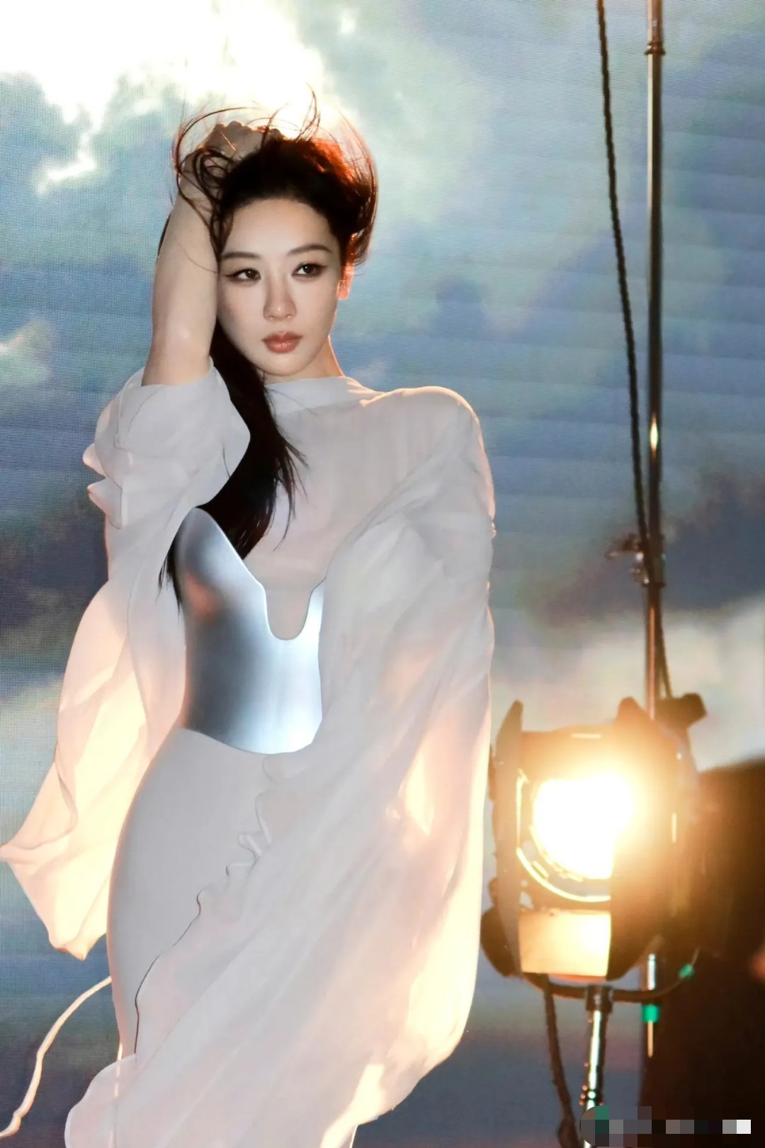 杨紫在520这个特别的日子登上了主刊封面，时尚圈用最高规格的认可为她加冕。这组大