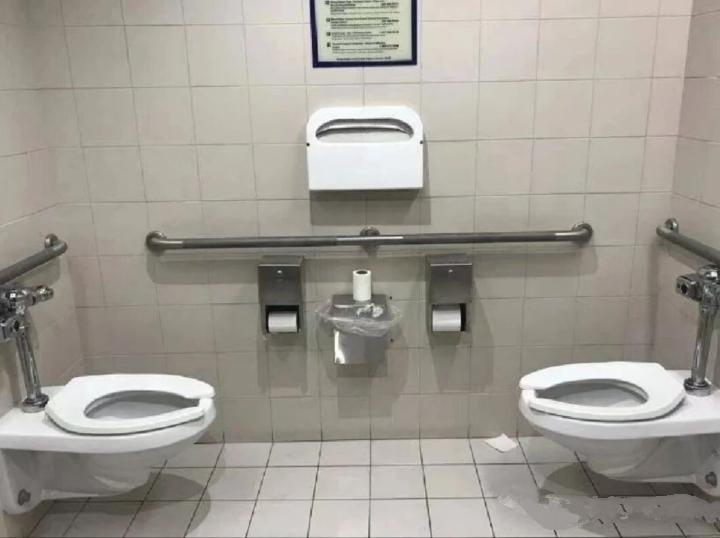 我就想问一下，设计这种卫生间的人是咋想的？上个厕所隐私全被对面的人看光了。