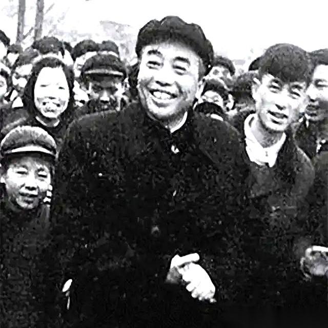 庆功宴开得正热闹，一个老头直愣愣闯了进来，当着满屋子将军的面，喊了一句石破天惊的