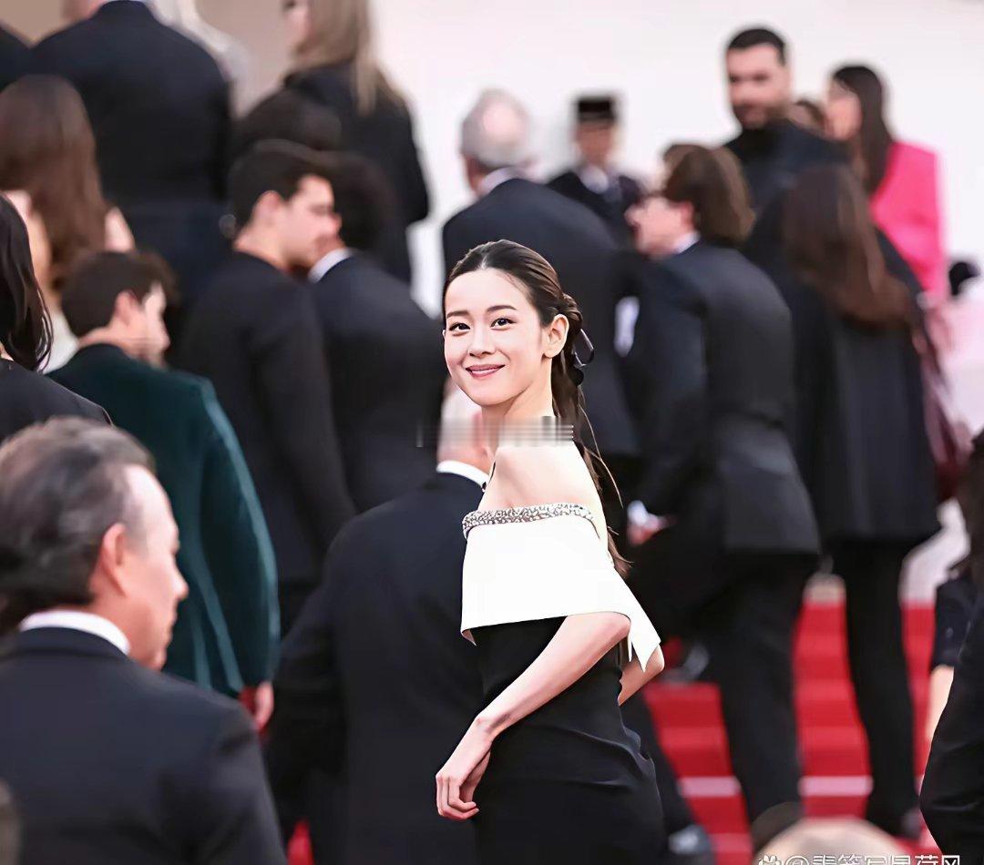32岁章泽天在英国陪读，3个孩子都在国外生活